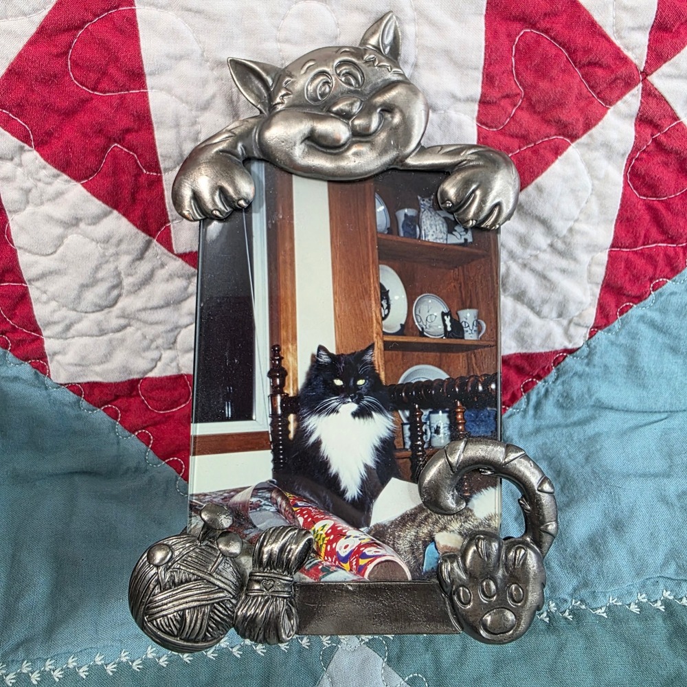 Ashleigh Manor Pewter Cat Picture Frame Silver Grey Metal Yarn Ball Kitten